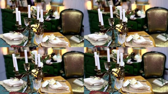 美丽的婚礼装饰。美丽的花在桌子上。