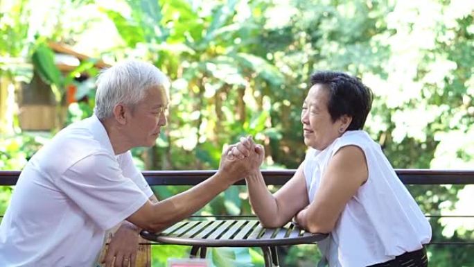 持久爱情的视频秘密。亚洲老年人遵守，在生活中互相屈服
