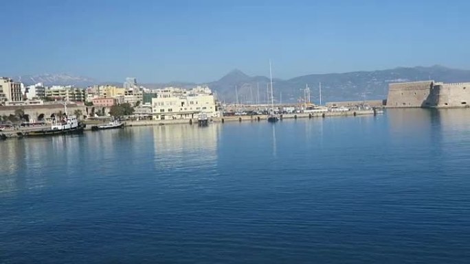 克里特岛上的伊拉克利翁港 (希腊)。港口中的船只和船只就在伊拉克利翁 (Iraklion) 的历史城