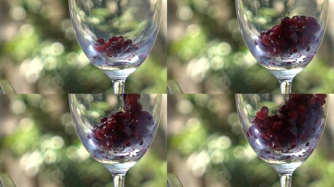 新鲜蔓越莓倒入玻璃慢动作