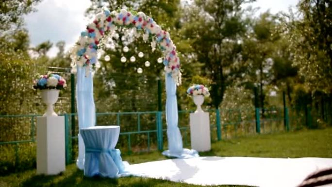 婚礼装饰。带有天然花朵的拱门