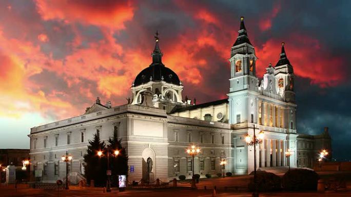 马德里的Almudena大教堂-时间流逝