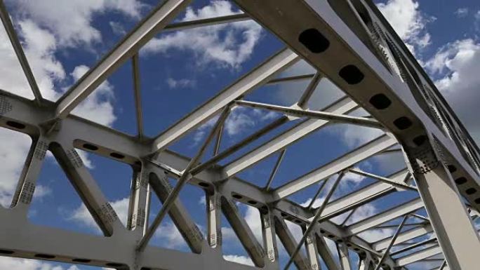 天空背景上桥梁的金属结构