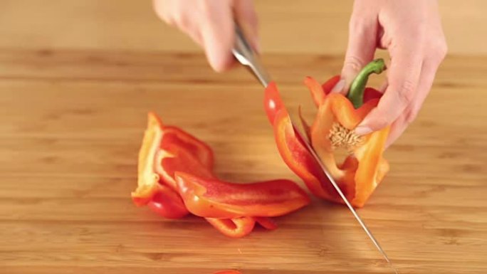 用银刀在木盘上切胡椒。
