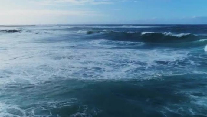 美丽海浪对天空的空中慢动作