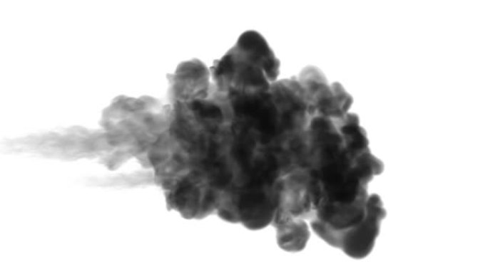 一股墨水流，注入黑色染料云或烟雾，墨水以慢动作注入白色。黑色颜料溶于水。漆黑的背景或烟雾背景，用于墨