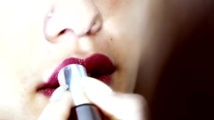 女人在嘴唇上涂口红: 女人化妆