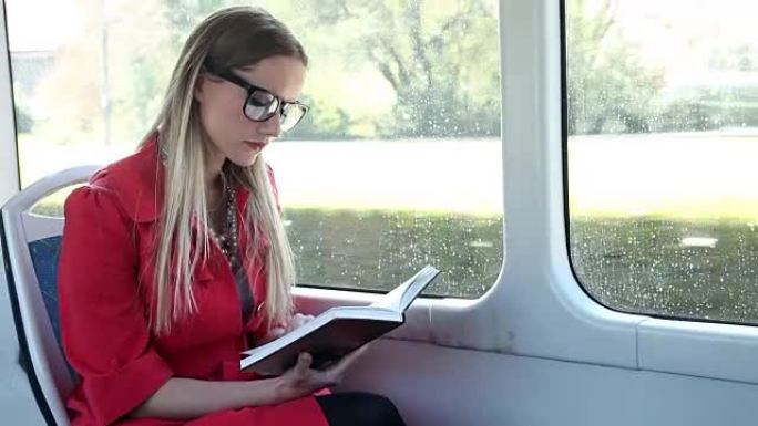 美女骑着电车，一边看书