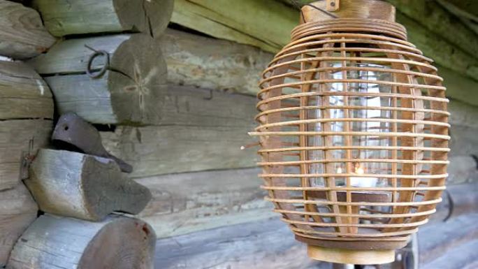 木制木屋上的侧灯