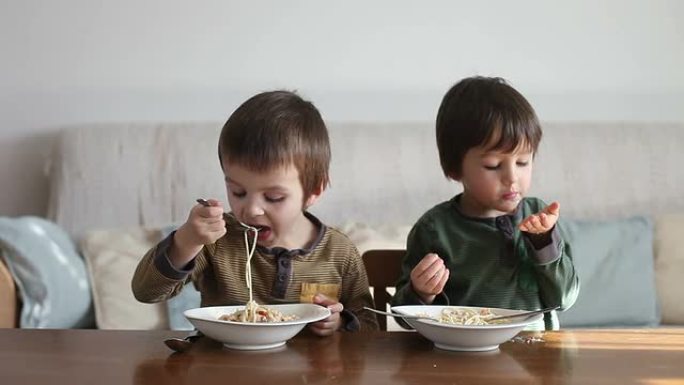 可爱的小孩子，在家吃意大利面，自制意大利面