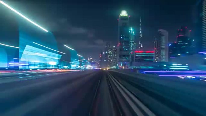 从现代无司机地铁列车向前冲，沿着迪拜的夜晚，前舱视点视图，平滑的延时