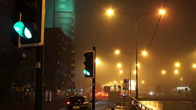 夜间，雾蒙蒙，城市交通路口。