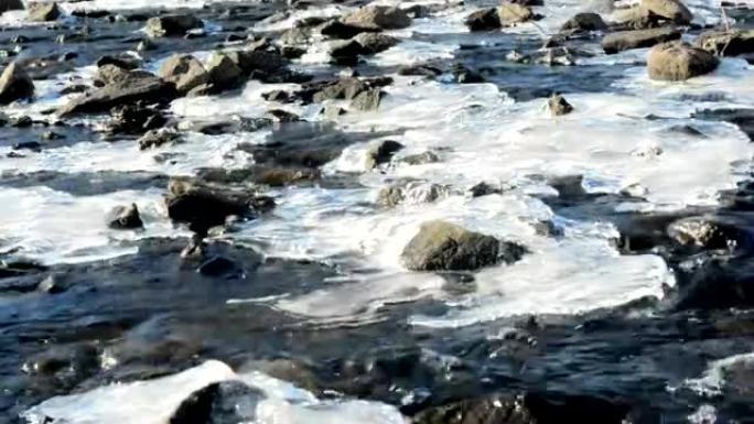 河流急流，岩石和冰冷的斑块
