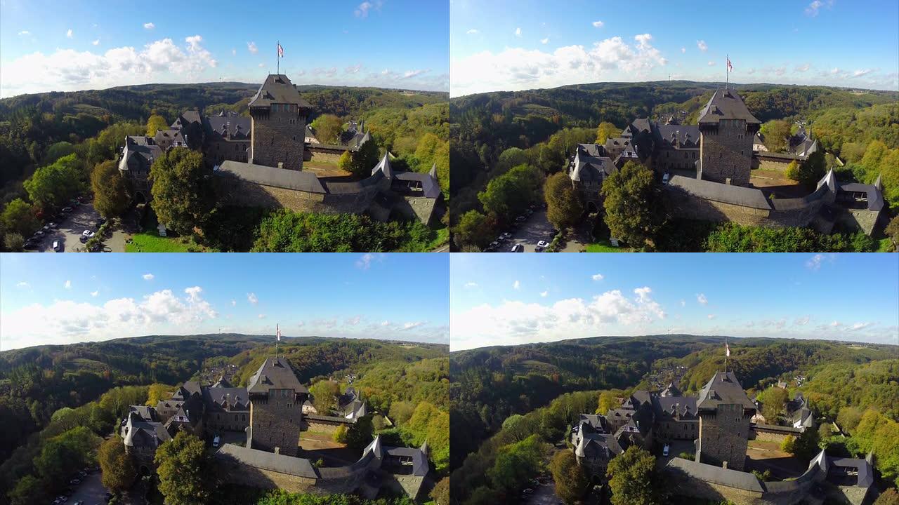 德国索林根的伯格城堡航射重建的堡垒。美丽的空中拍摄欧洲，文化和风景，相机在空中平移。无人机在欧洲陆地