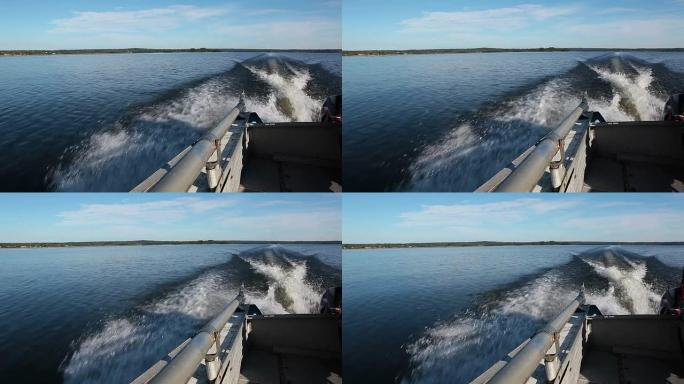 摩托艇上的摄像机回望湖上的船轨