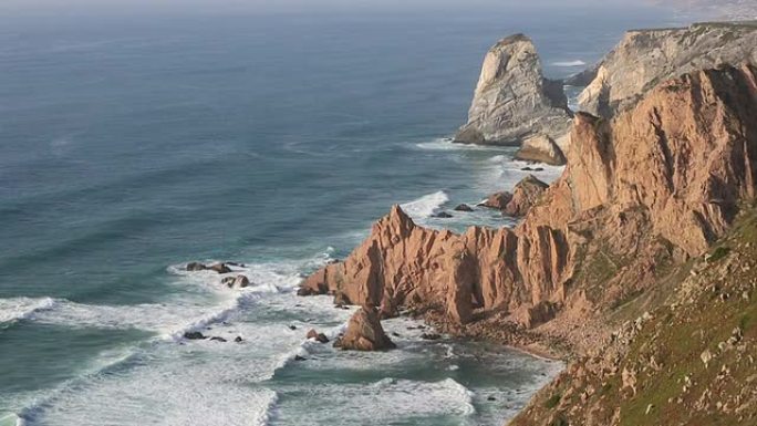 葡萄牙大西洋海岸的卡波·达罗卡角 (Cape Cabo da Roca) 是葡萄牙和欧洲大陆最西端的