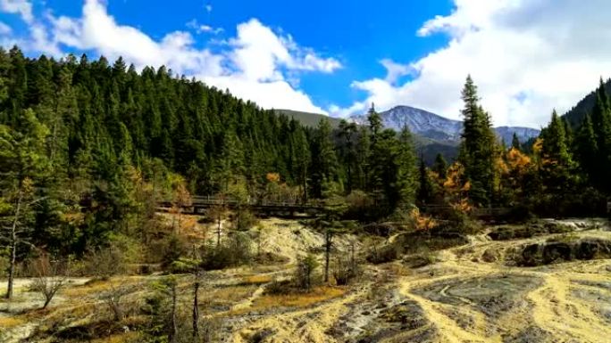 中国四川黄龙山自然钙化池，