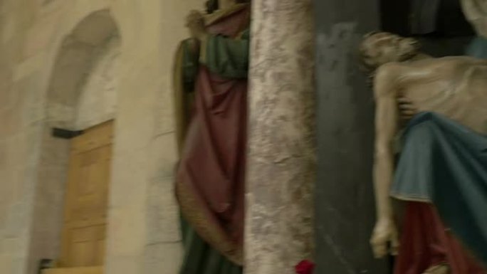 圣母玛利亚抱着耶稣雕塑