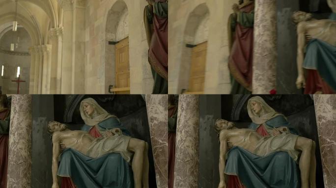 圣母玛利亚抱着耶稣雕塑