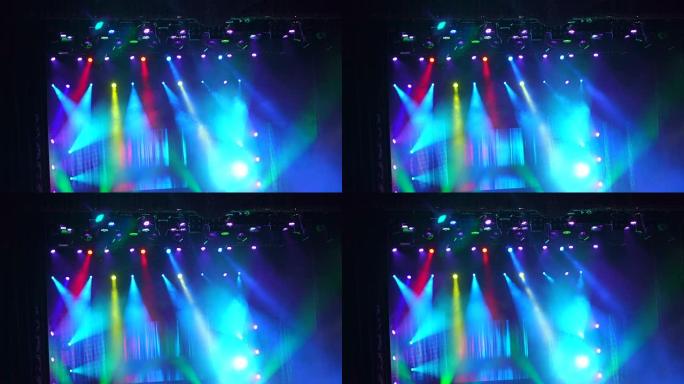 音乐会上许多照亮舞台的聚光灯。