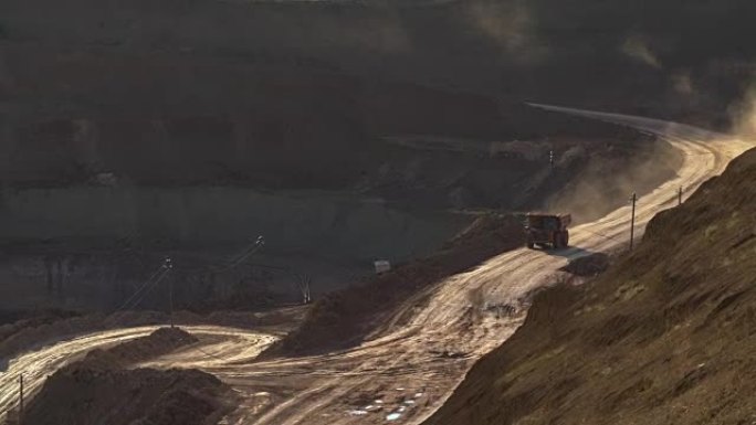 挖掘机将矿石装载到自卸车中。该地区已开采了布axite，铝和其他矿物。开放式。经营矿山。铝土矿采石场