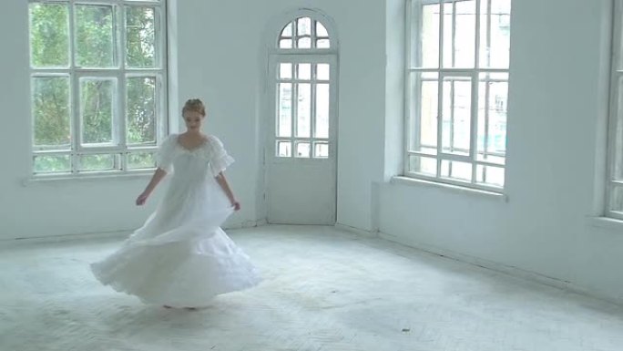 穿着白色连衣裙的漂亮女孩在房间中间旋转，慢动作