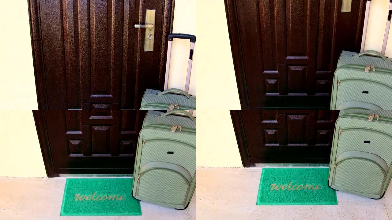 欢迎带手提箱旅行背景的家用门垫