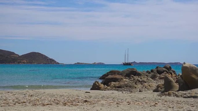 帆船和风景秀丽的撒丁岛意大利地中海海湾与岩石