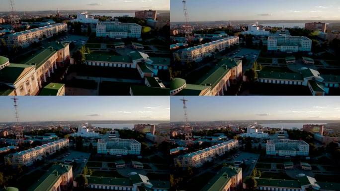 晚上带湖的城市鸟瞰图