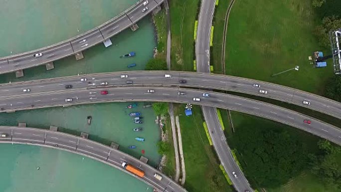 空中: 槟城岛上的高速公路。