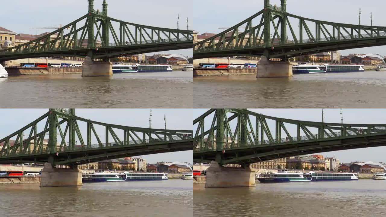 从游船上看布达佩斯自由桥