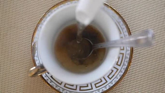 将茶倒入杯子中。从茶壶里倒开水茶。慢动作特写