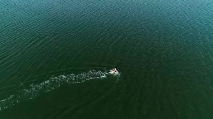 美国纽约州长岛萨福克县纳普格懒人角湾风筝冲浪的空中无人机视频