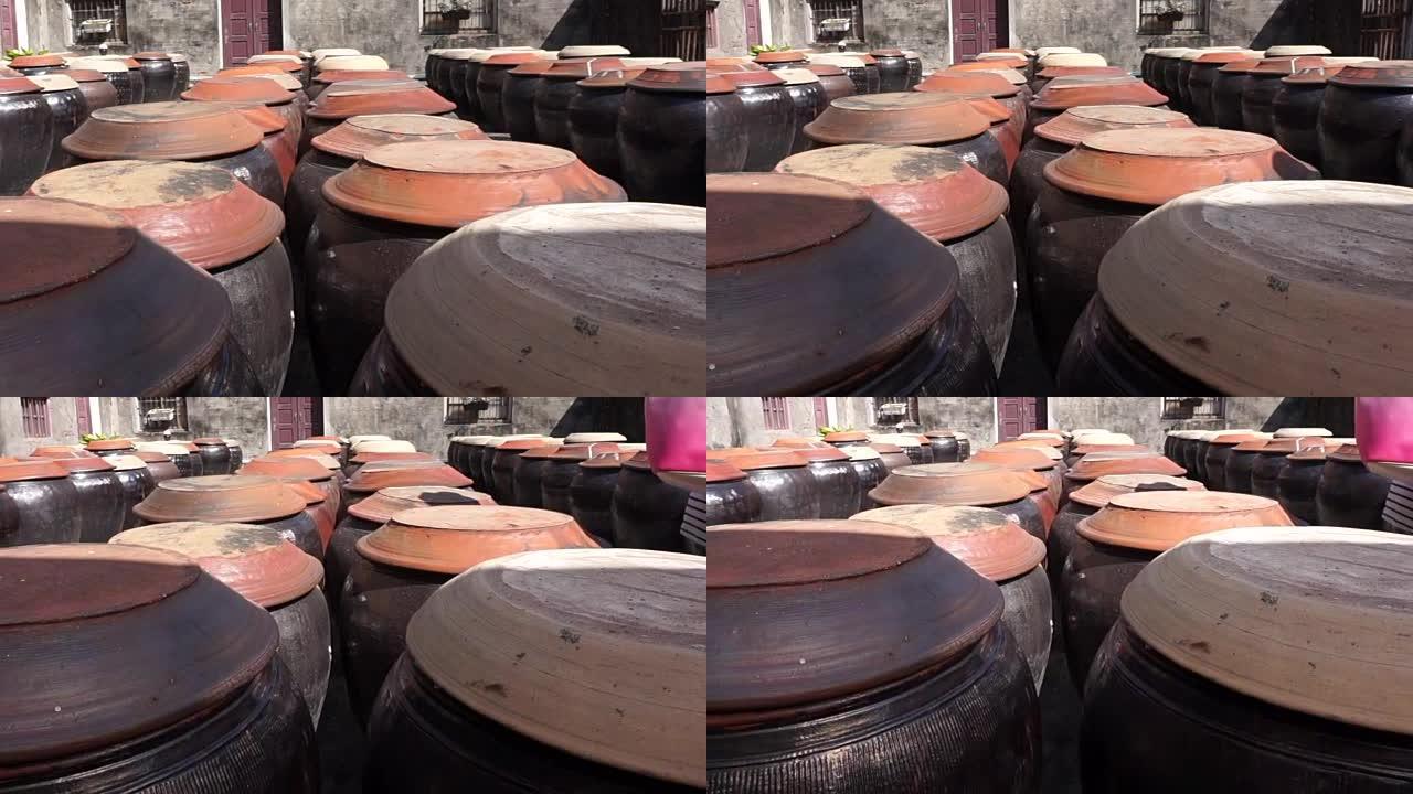 生黑豆在陶罐中盐发酵制成酱油