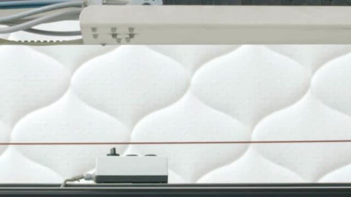 床垫制造，床垫厂，在缝纫机上缝制床垫