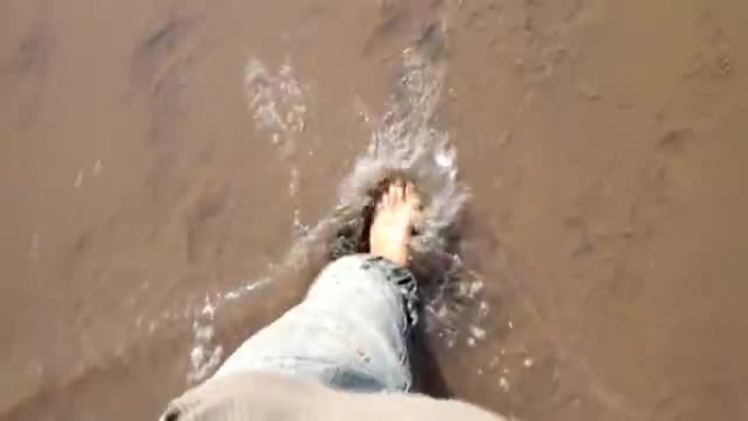 人的脚在水里