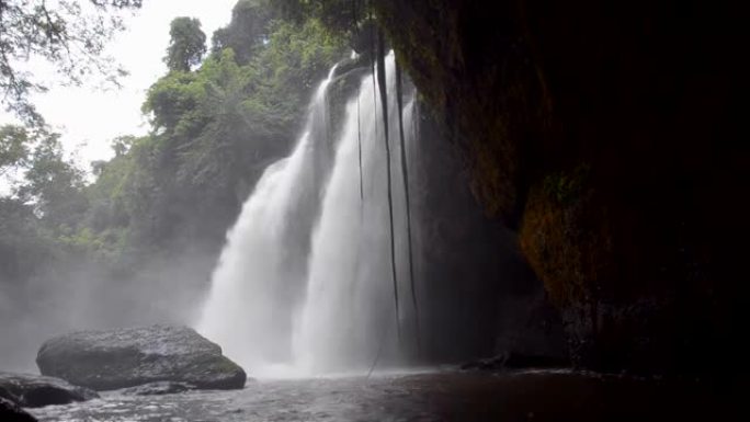 从泰国国家公园的洞穴中可以看到水落石出的景色