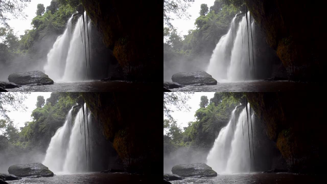 从泰国国家公园的洞穴中可以看到水落石出的景色
