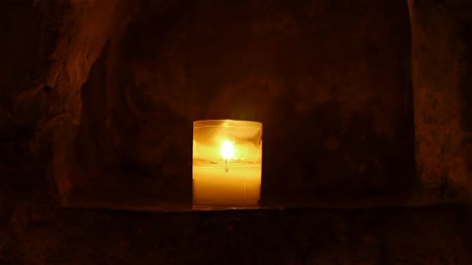 法国塞文山脉圣吉尔海姆勒沙漠修道院的蜡烛