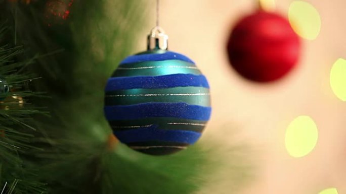 圣诞树上的蓝色球