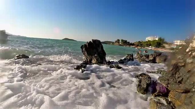 轻柔的海浪触及大开曼岛的岩石