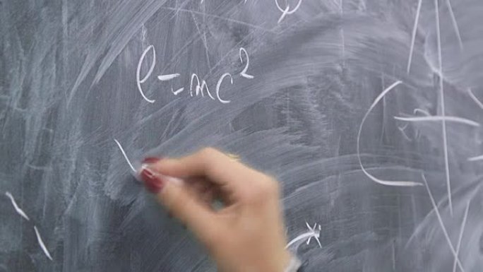学生在黑板上写一个公式。