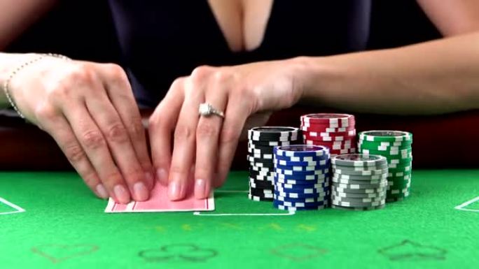扑克玩家看着他的牌和赌注。赌博、风险、运气、赢、乐趣和娱乐的概念。普洛雷斯·富勒德