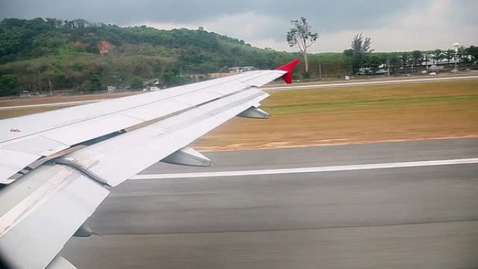 起飞。飞机窗口的视图。普吉机场。泰国