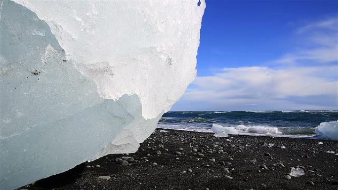 深蓝色的冰川冰，被海浪溅到岸上，约库尔萨隆，冰岛
