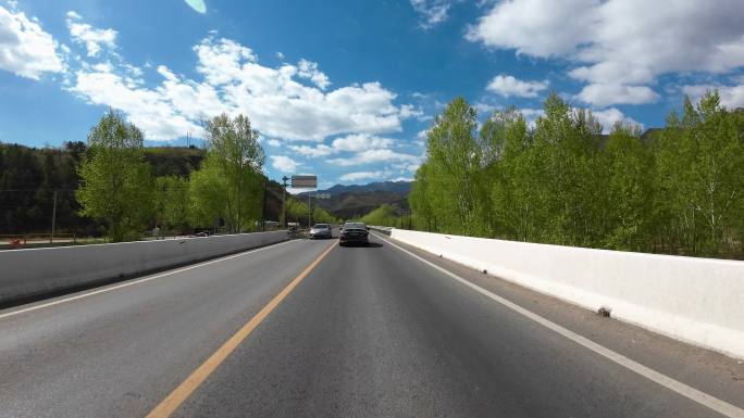 开车第一视角沿途风景  蓝天白云道路上