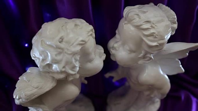 两个接吻天使的雕像。婚礼装饰