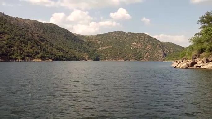 从船上看到的河流。
