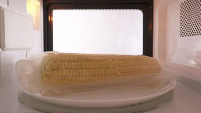 在微波炉的塑料自封袋中烹饪新鲜的带皮玉米