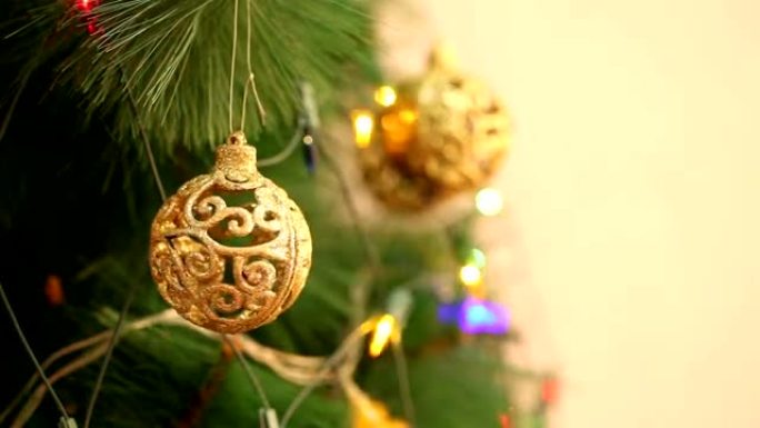 圣诞树上的镂空金球